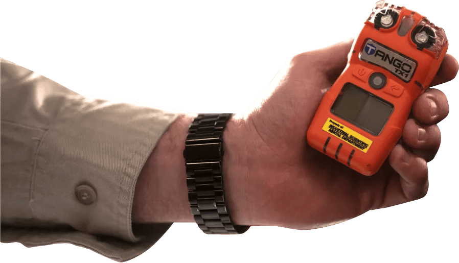 main portant un détecteur de gaz
